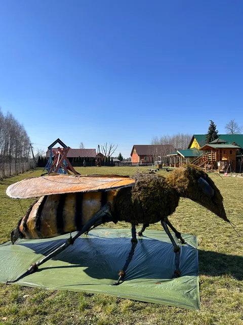 Model pszczoły o wysokości 5,3 metra na terenie pasieki