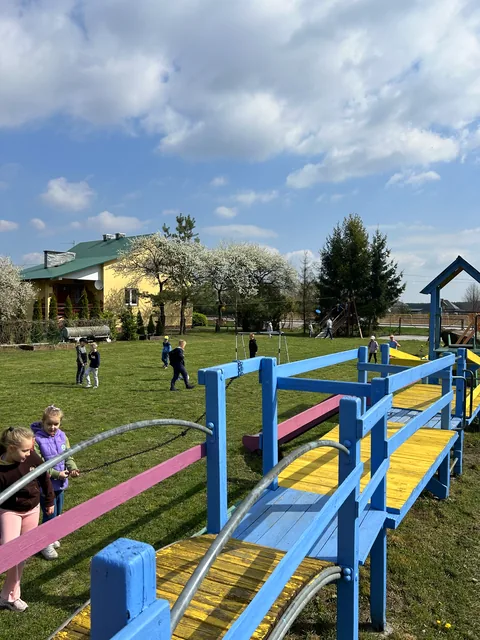 Dzieci bawiące się na placu zabaw