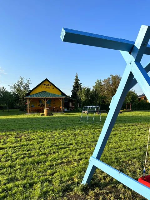 Plac zabaw ze zjeżdżalnią