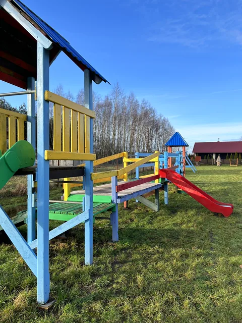 Kolorowa zjeżdżalnia na placu zabaw