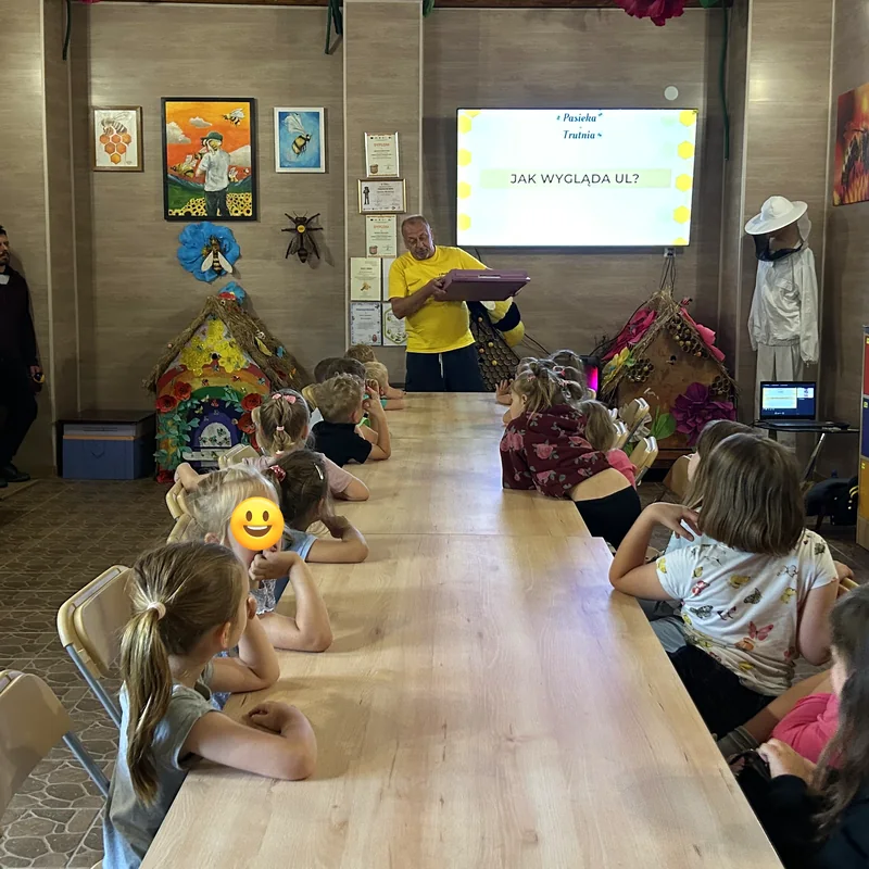 Sala edukacyjna Pasieki u Trutnia z modelem pszczoły